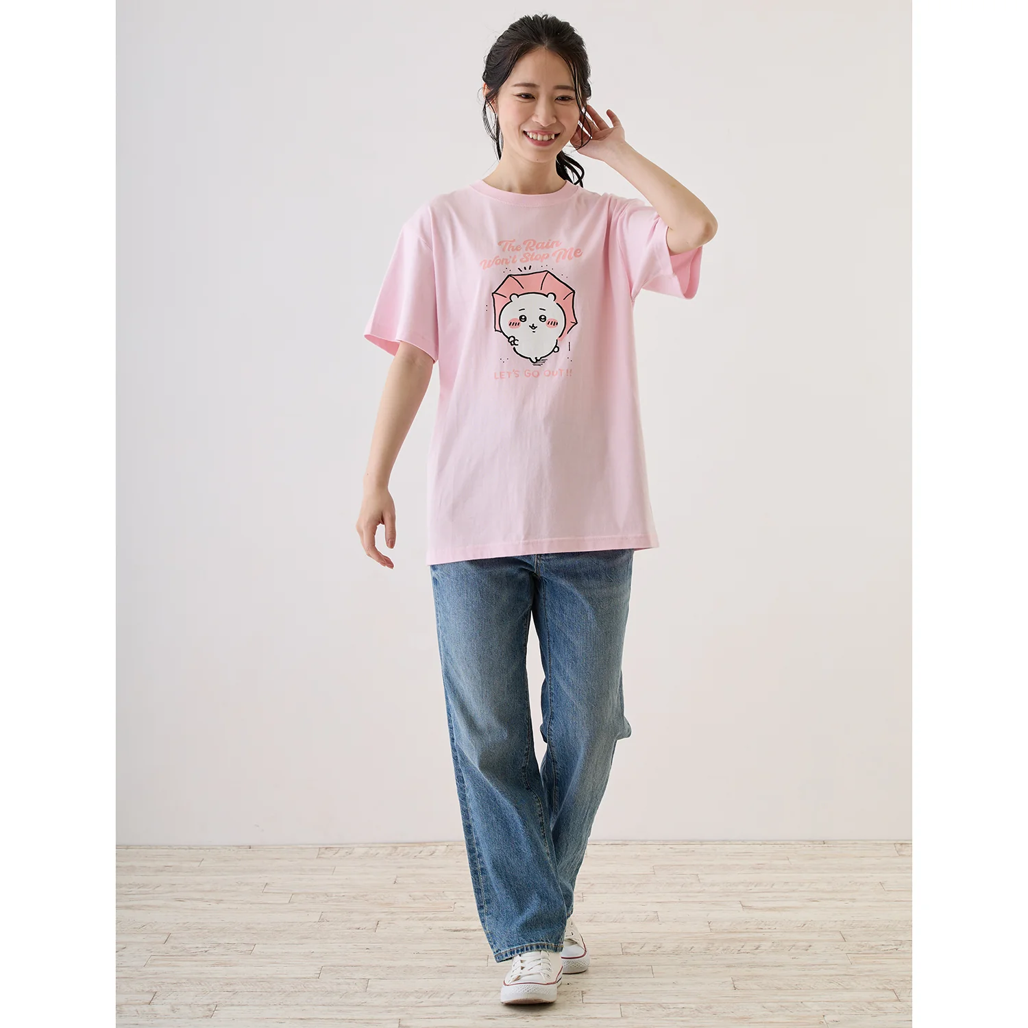 ちいかわ お出かけ楽しみ!な Tシャツ ちいかわと傘 ライトピンク - Image 6