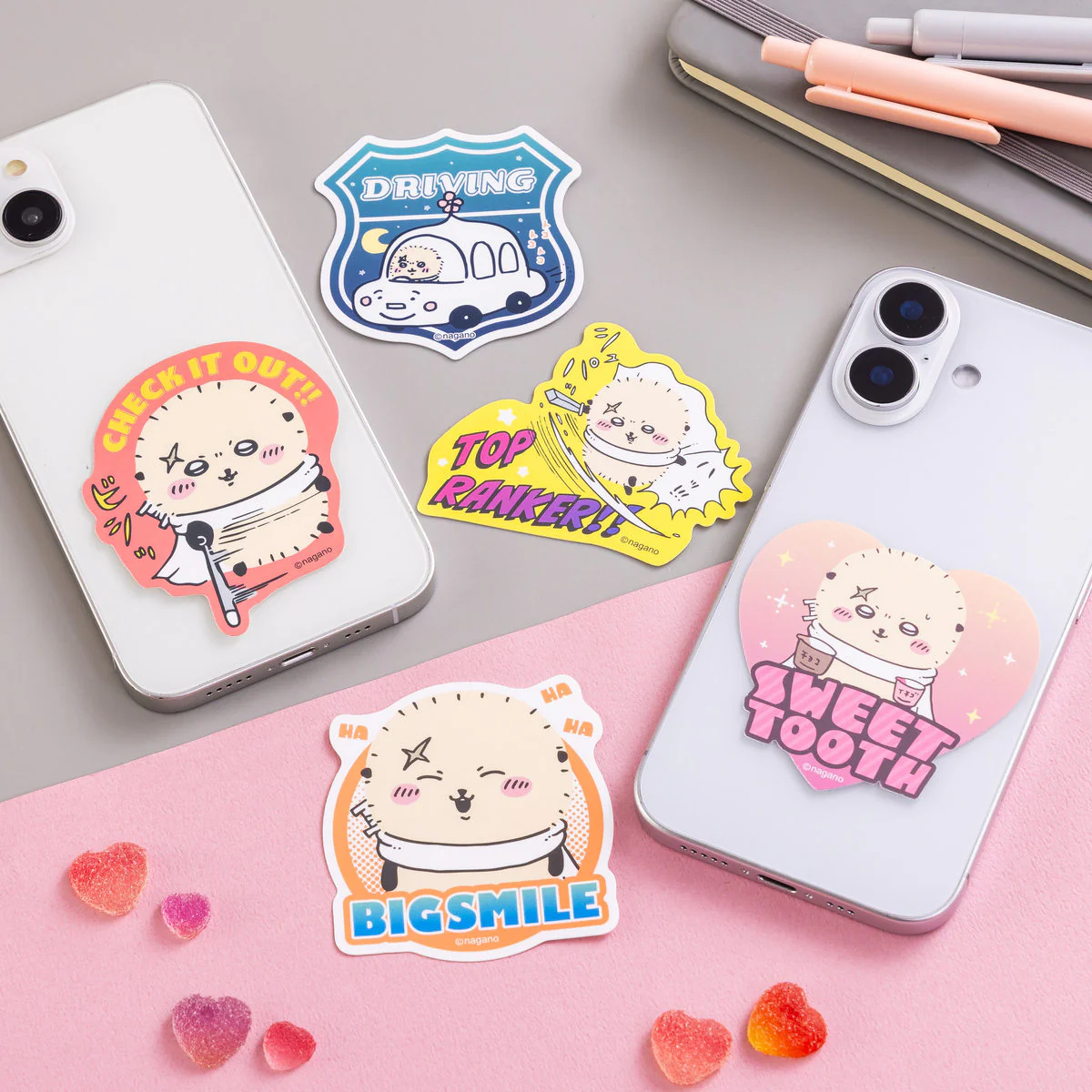 ちいかわ ラッコのスマホに貼れるサイズのステッカー（BIGSMILE） - Image 2